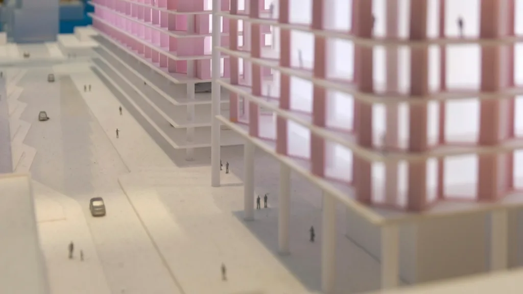 Maquete arquitetônica de um edifício com fachada rosada vista de perto